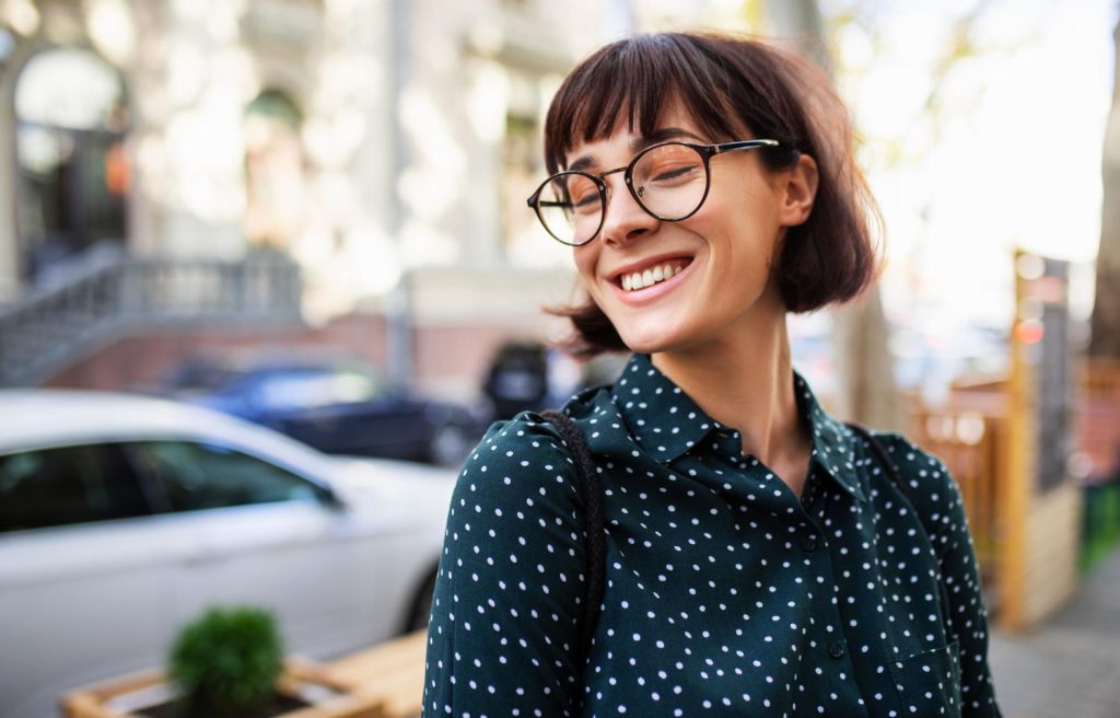 Naukowcy przeprowadzili badania, które wykazały, że osoby noszące korekcyjne okulary mają mniejsze ryzyko rozwoju zaćmy niż osoby, które ich nie noszą