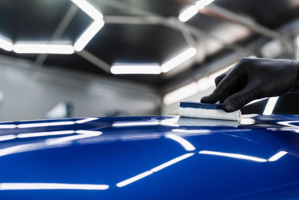 Lakier samochodowy jest jednym z najbardziej narażonych na uszkodzenia elementów pojazdu