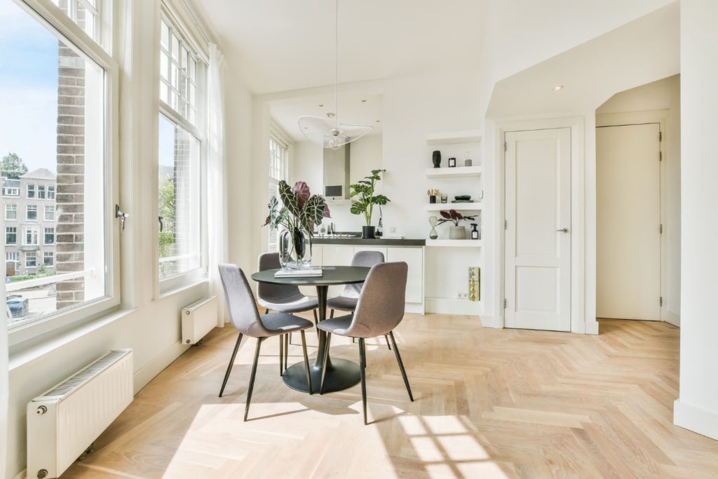 Parkiet to jedno z najpiękniejszych i najtrwalszych rozwiązań, jeśli chodzi o podłogi