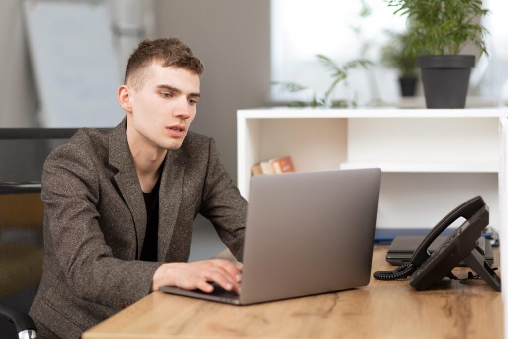 Solidna konstrukcja korpusu laptopa wykonana ze stopu magnezu oraz włókna węglowego daje solidną gwarancję wytrzymałości mechanicznej nawet przy intensywnym użytkowaniu