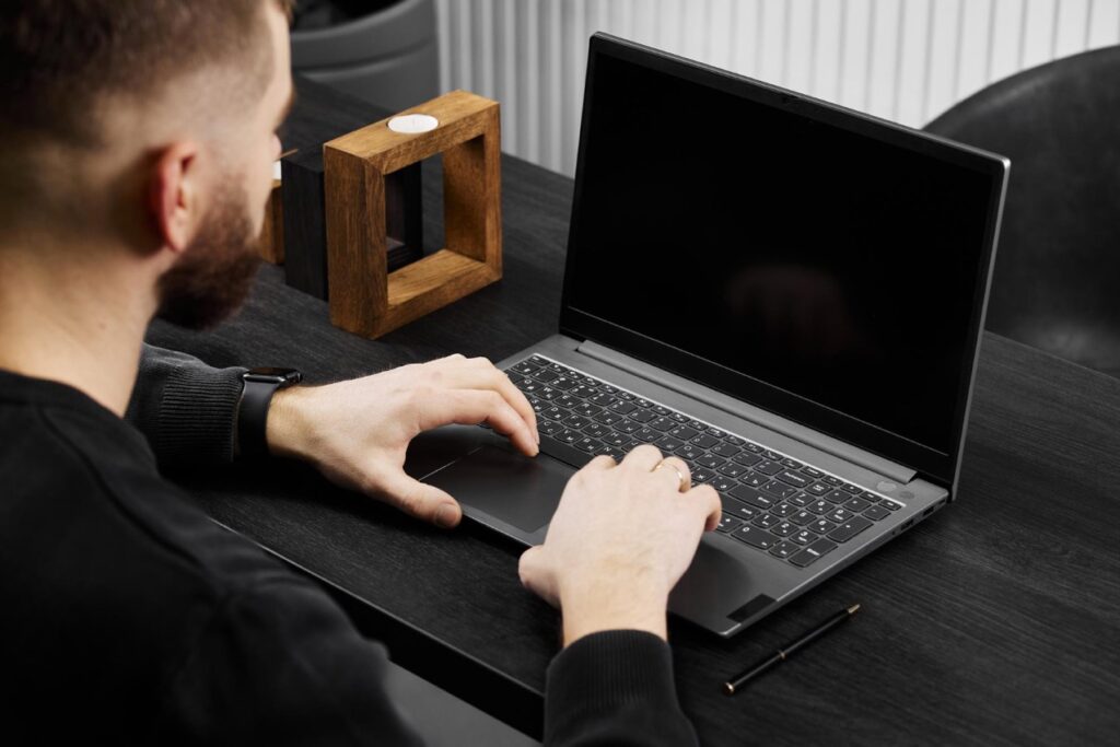 Solidna konstrukcja korpusu laptopa wykonana ze stopu magnezu oraz włókna węglowego daje solidną gwarancję wytrzymałości mechanicznej nawet przy intensywnym użytkowaniu