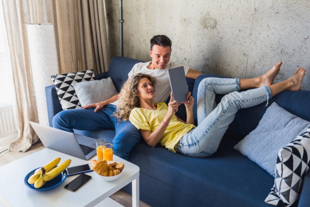 Decyzja o wyborze miejsca zamieszkania to jedno z kluczowych pytań, przed którym staje wiele osób decydujących się na wynajem mieszkania